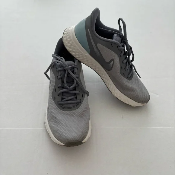 Nike Women's Sneakers Size 7 W Gray/Silver Athletic Running Shoes BQ6716-001 - Picture 4 of 9
